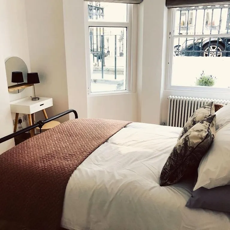 Central Brighton Flat, 3 Bedrooms, Sleeps 6, Close To Shops And Beach 0*,
